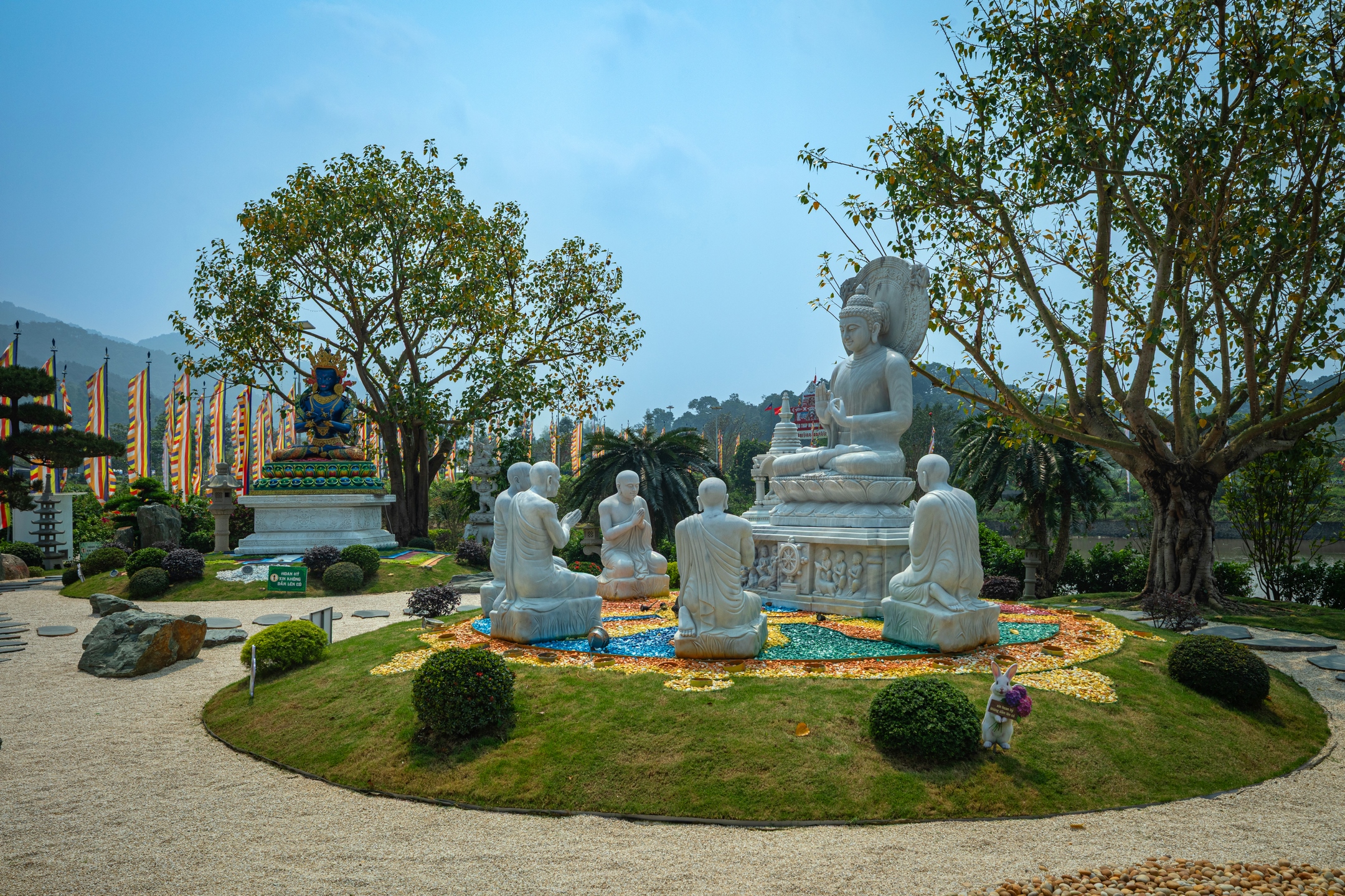 Vườn Phật chuyển pháp luân trong khuôn viên Đại Bảo Tháp Mandala Tây Thiên