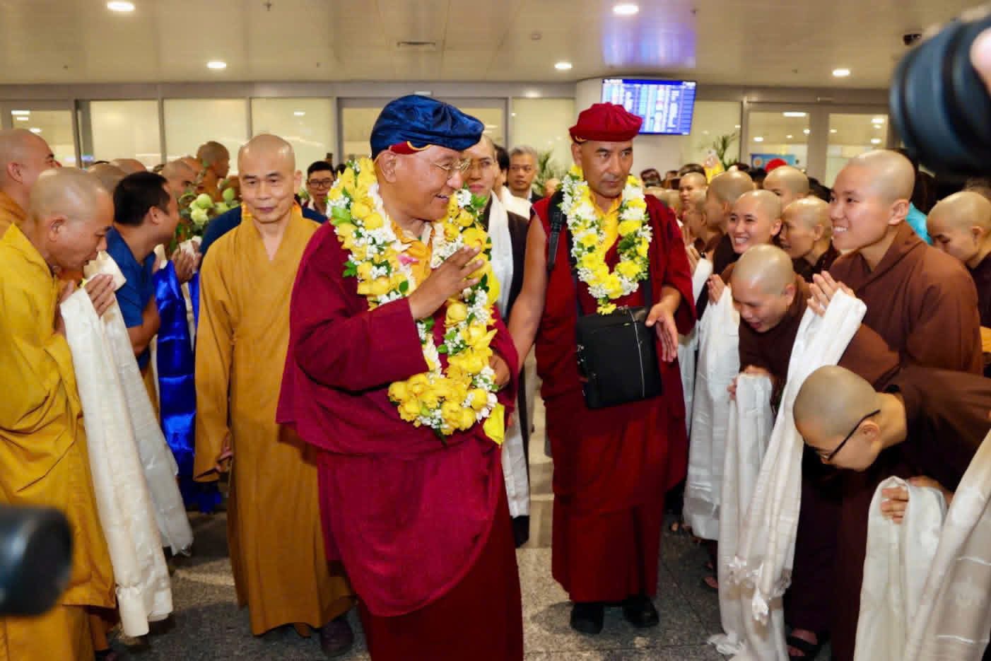 Lãnh đạo Truyền thừa Drukpa cùng tăng đoàn xuống Sâu bay Nội Bài sáng 15/4. Ảnh: Drukpa Việt Nam