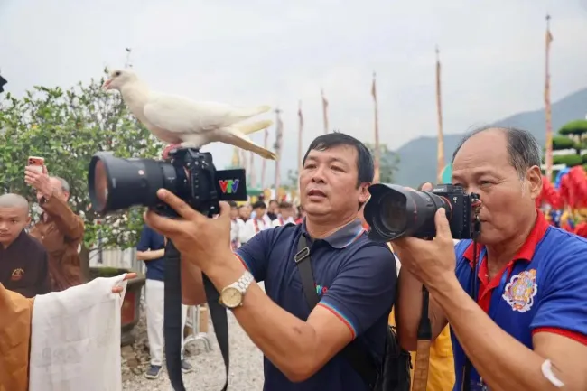Bản tin VTV9 về chú chim câu đặc biệt trong Đai lễ cầu nguyện hoà bình