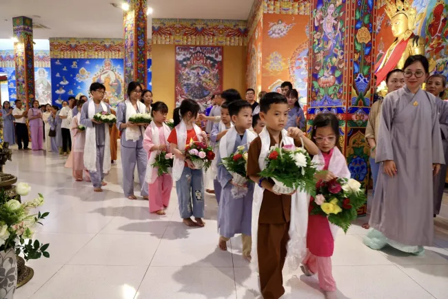 Báo Dân Việt - Phật đản tại Bảo Tháp Mandala Tây Thiên: Hàng trăm Phật tử nhí theo ông bà lên chùa tắm Phật