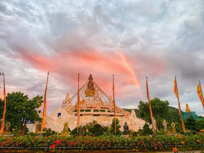 Âm hưởng Tám Vầng hào quang Lưu Ly cùng cầu vồng xuất hiện trong Khóa tu Phật Dược Sư lần thứ 48 tại Tây Thiên